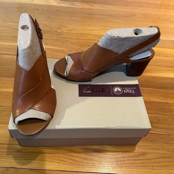 Clarks Tan Sandals Size 11M - Picture 1 of 2